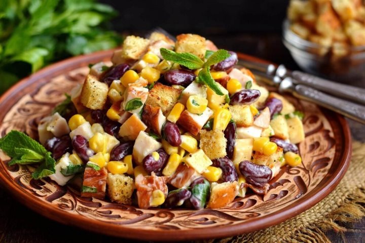 Салат с фасолью и сухариками на праздничный стол